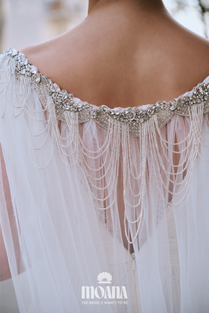 MOANA_Braut_Mit_Brautschleier_Cape_Mit_Kettenornament_am_Rücken_LAUKAI_Details