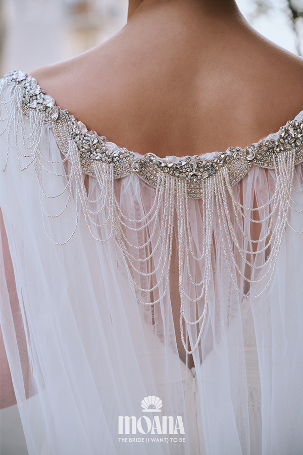 MOANA_Braut_Mit_Brautschleier_Cape_Mit_Kettenornament_am_Rücken_LAUKAI_Details