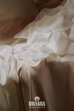 MOANA_Braut_Mit_Brautschleier_Lang_Mit_Großen_Blumen_HOMOKA_Details