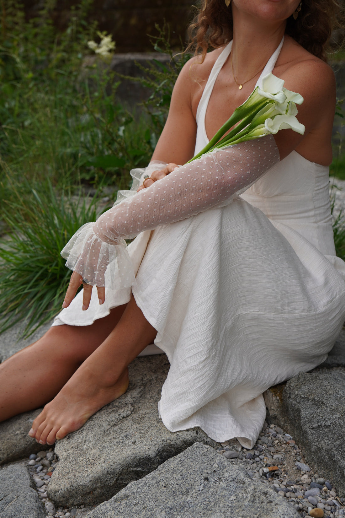 Braut mit Brauthandschuhe Modell MALIE mit Polkadots in Farbe ecru von MOANA | Bold Bridal Accessories.