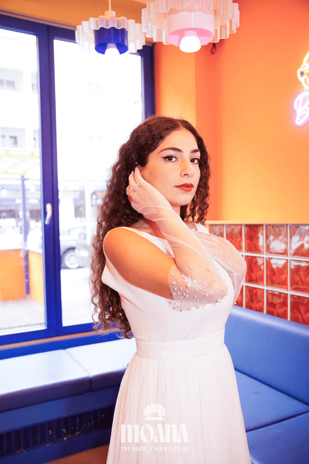 Braut mit Brauthandschuhen mit Perlen in ivory Modell HOLEI von MOANA | Bold Bridal Accessories