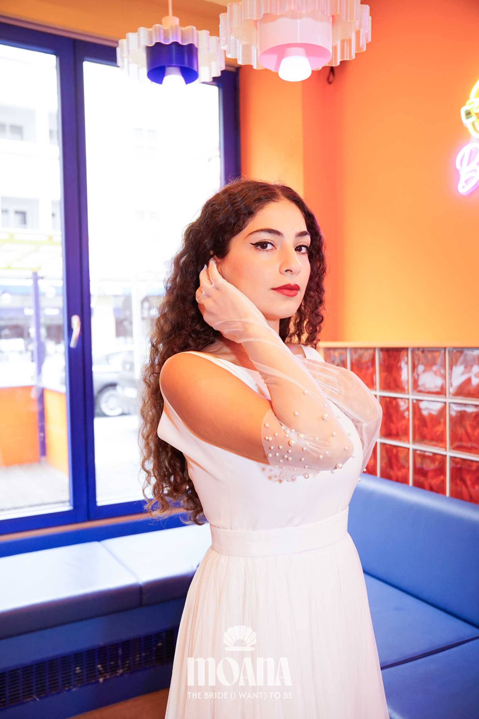 Braut mit Brauthandschuhen mit Perlen in ivory Modell HOLEI von MOANA | Bold Bridal Accessories