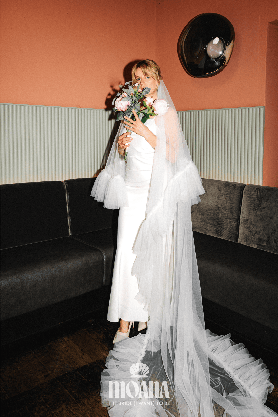 Braut mit Statement Brautschleier lang Modell AHI in ivory mit Volant-Verzierung von MOANA | Bold Bridal Accessories