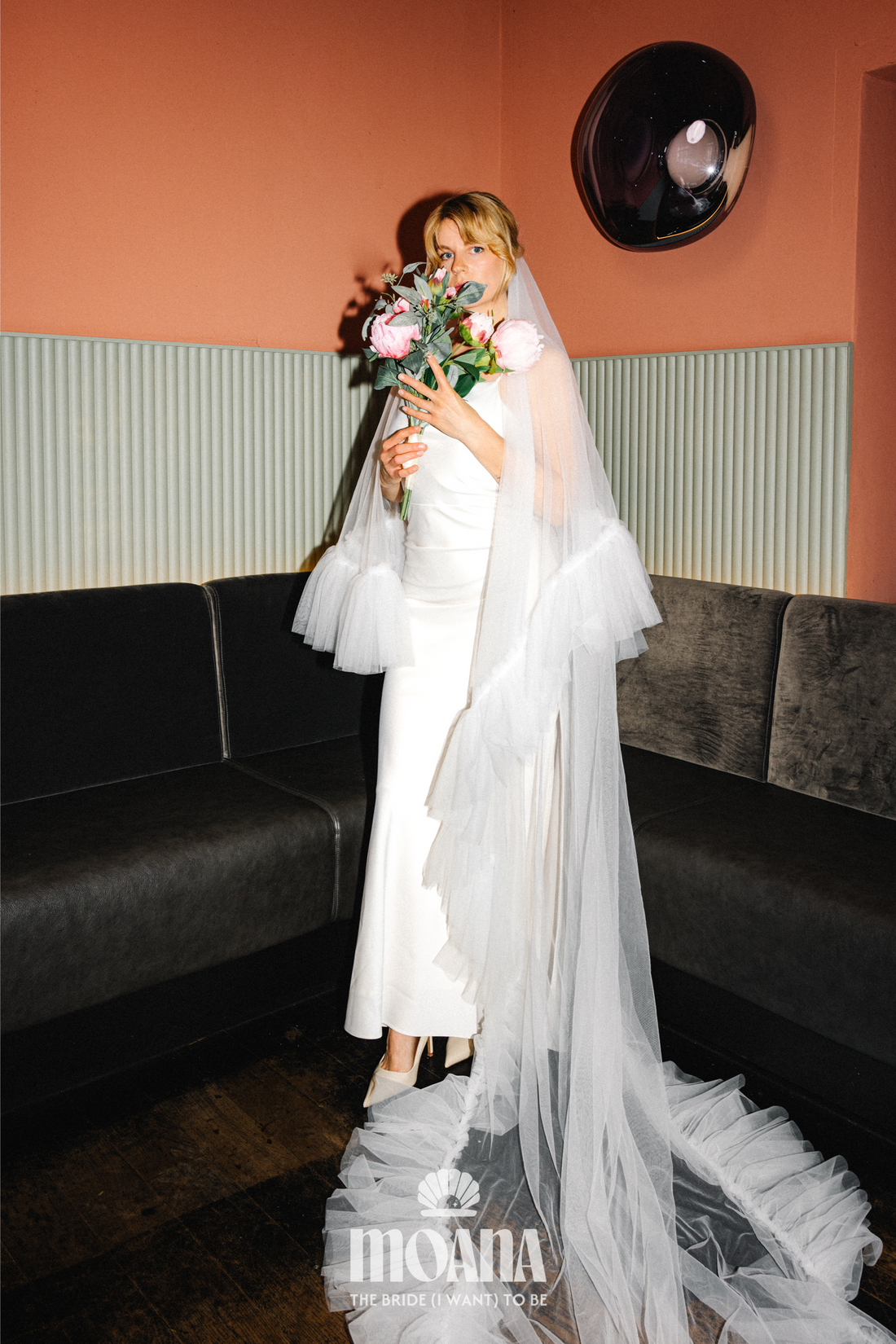 Braut mit Statement Brautschleier lang in ivory mit Volant von MOANA Bold Bridal Accessories 