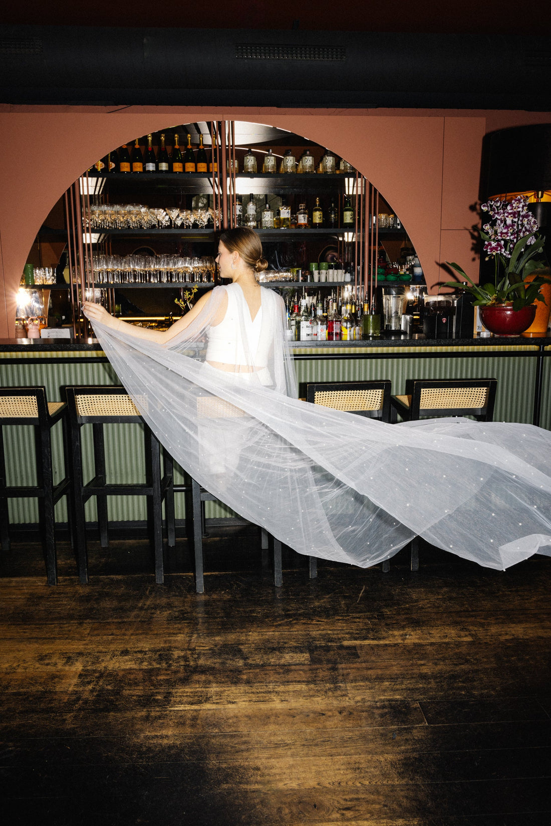 Braut trägt Brautschleier Cape KOLEA mit Perlen von MOANA | Bold Bridal Accessories