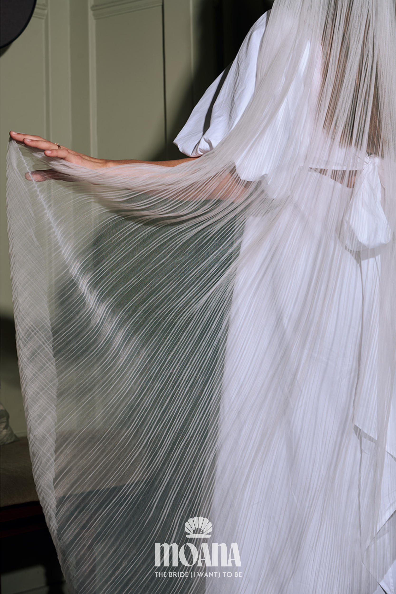 Braut_mit_Brautschleier_NALU_Plissee-Struktur_von_MOANA_Bold_Bridal_Accessories