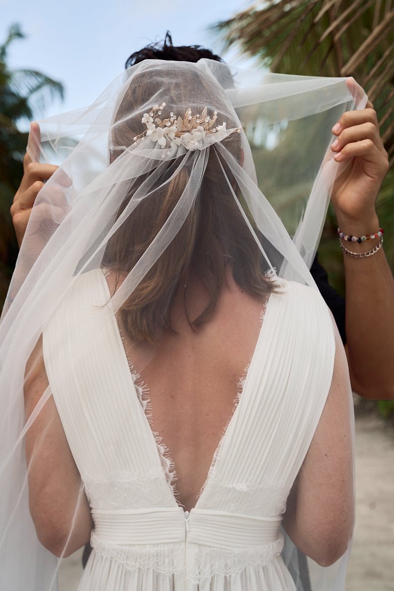 Braut mit kurzem Brautschleier mit Haarbrosche Modell KEKAI perfekt bei standesamtlicher Hochzeit von MOANA