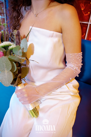 Bride_wearing_wedding_gloves_tulle_with_pearls_HOLEI_by_MOANA_back