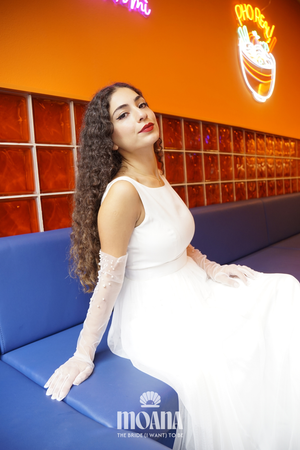 Bride_wearing_wedding_gloves_tulle_with_pearls_HOLEI_by_MOANA_vibe