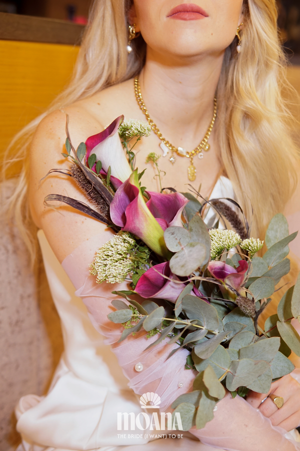 Bride_wearing_wedding_gloves_tulle_with_pearls_PUIPU_by_MOANA_back