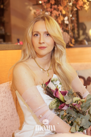 Bride_wearing_wedding_gloves_tulle_with_pearls_PUIPU_by_MOANA_vibe