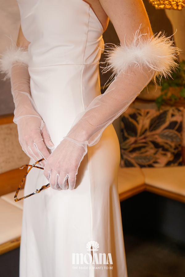 Bride_wearing_wedding_gloves_tulle_with_feathers_MAKANI_by_MOANA_detail