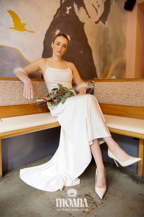 Bride_wearing_wedding_gloves_tulle_with_feathers_MAKANI_by_MOANA_front