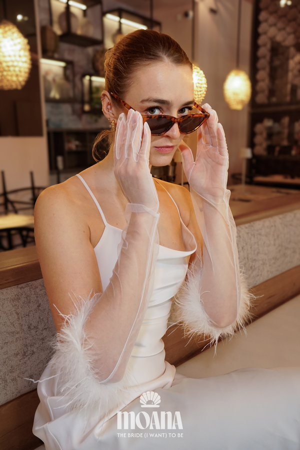 Bride_wearing_wedding_gloves_tulle_with_feathers_MAKANI_by_MOANA_vibe