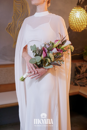 Bride_wearing_wedding_veil_cape_chiffon_ivory_HOKOLE_by_MOANA_detail