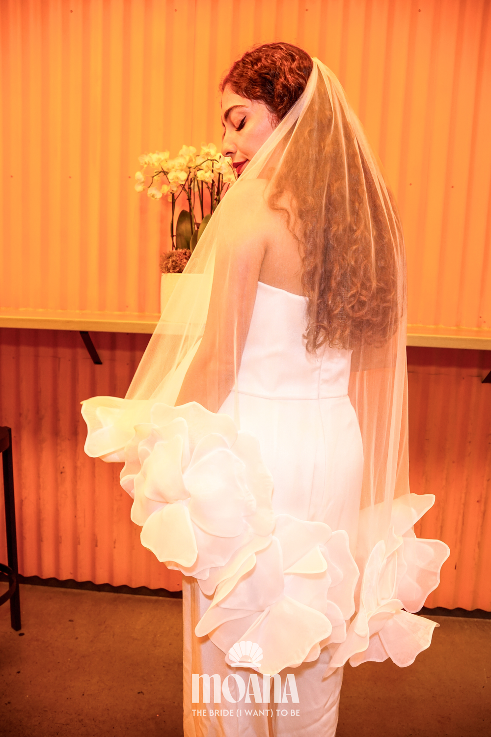 Bride_wearing_wedding_veil_short_tulle_ivory_HOMOKI_by_MOANA_vibe