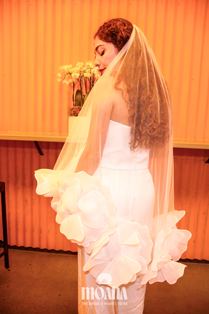 Bride_wearing_wedding_veil_short_tulle_ivory_HOMOKI_by_MOANA_back