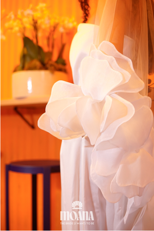 Bride_wearing_wedding_veil_short_tulle_ivory_HOMOKI_by_MOANA_detail