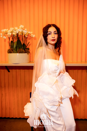 Bride_wearing_wedding_veil_short_tulle_ivory_HOMOKI_by_MOANA_front