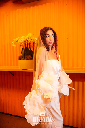 Bride_wearing_wedding_veil_short_tulle_ivory_HOMOKI_by_MOANA_vibe