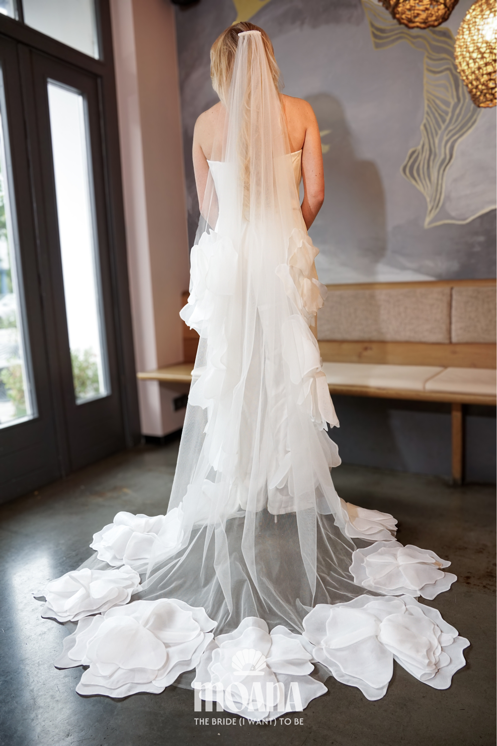 Bride_wearing_wedding_veil_long_tulle_ivory_HOMOKO_by_MOANA_front