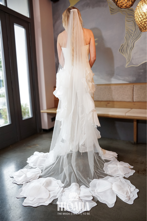 Bride_wearing_wedding_veil_long_tulle_ivory_HOMOKO_by_MOANA_back