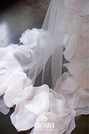 Bride_wearing_wedding_veil_long_tulle_ivory_HOMOKO_by_MOANA_detail