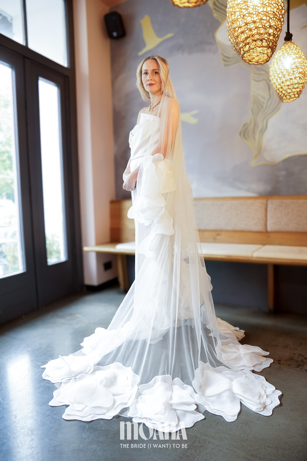 Bride_wearing_wedding_veil_long_tulle_ivory_HOMOKO_by_MOANA_front