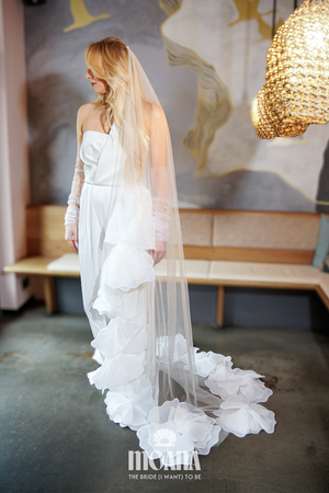 Bride_wearing_wedding_veil_long_tulle_ivory_HOMOKO_by_MOANA_vibe