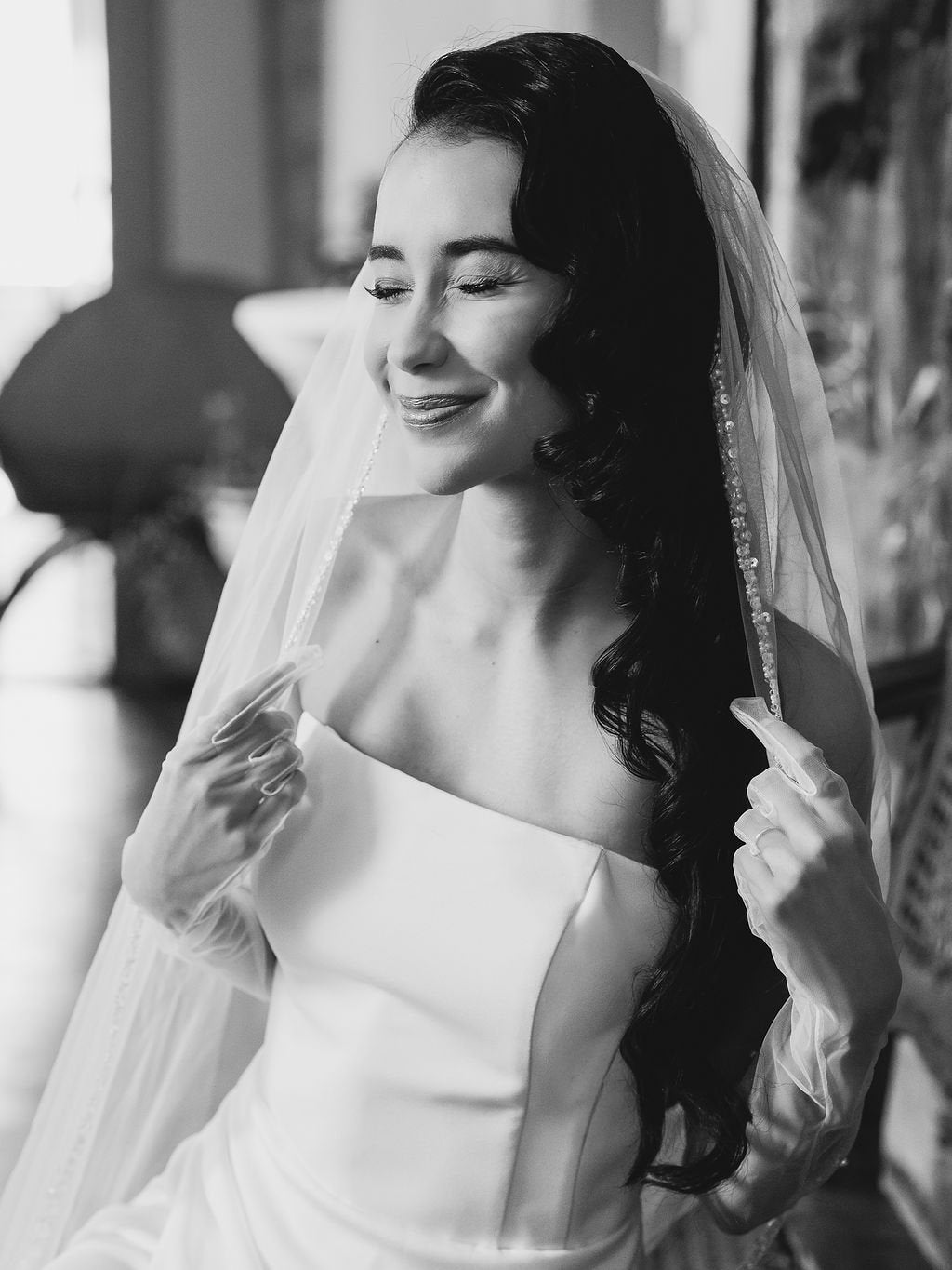 Braut mit Statement Brautschleier lang in ivory Modell KANJI von MOANA | Bold Bridal Accessories