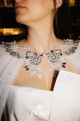 MOANA_Braut_Mit_Brautschleier_Cape_Mit_Statementkette_AINALU_Details
