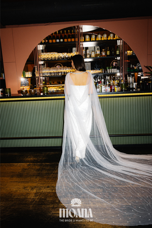MOANA_Braut_Mit_Brautschleier_Cape_Mit_Statementkette_AINALU_Hinten