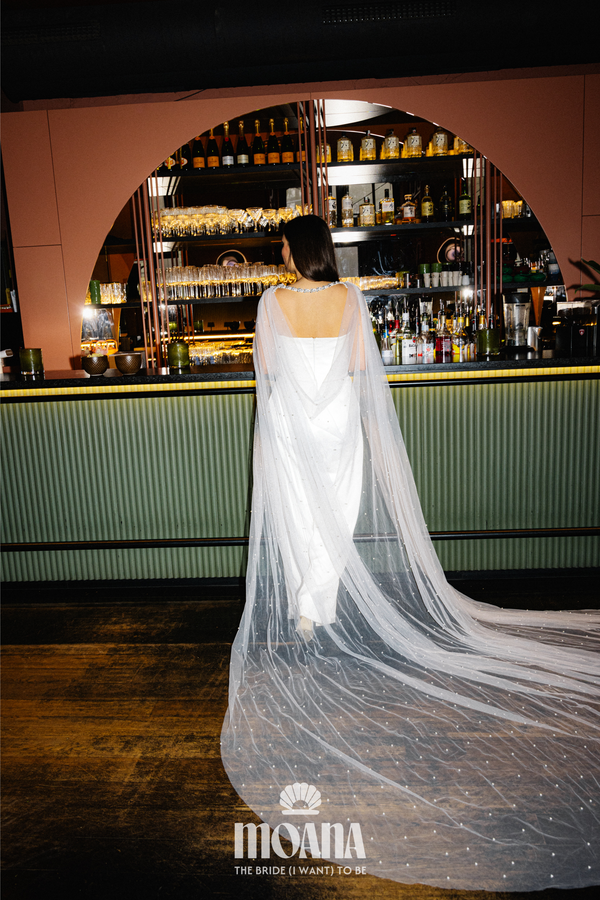 MOANA_Braut_Mit_Brautschleier_Cape_Mit_Statementkette_AINALU_Hinten