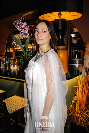 MOANA_Braut_Mit_Brautschleier_Cape_Mit_Statementkette_AINALU_Vibe