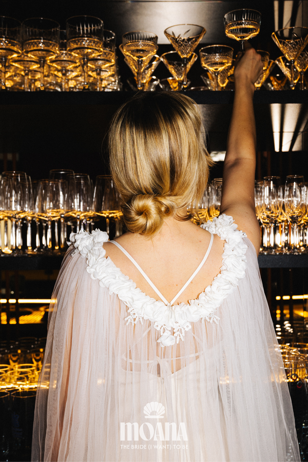 MOANA_Braut_Mit_Brautschleier_Cape_Mit_Weißen_Blumen_AINA_Details