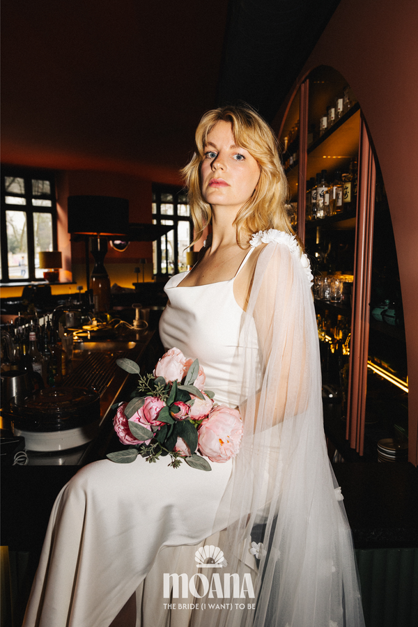 MOANA_Braut_Mit_Brautschleier_Cape_Mit_Blumen_AINA_Vibe