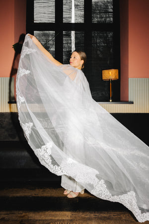 MOANA_Braut_Mit_Brautschleier_Cape_Mit_Spitzenrand_HULA_Vibe