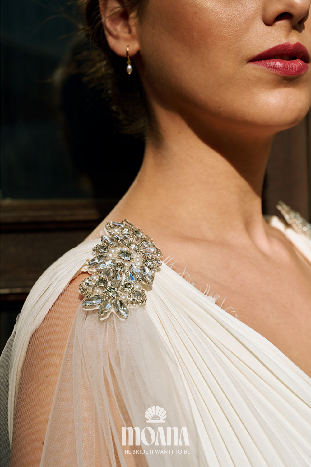 MOANA_Braut_Mit_Brautschleier_Cape_Mit_Brosche_An_Den_Schultern_KANE_Details