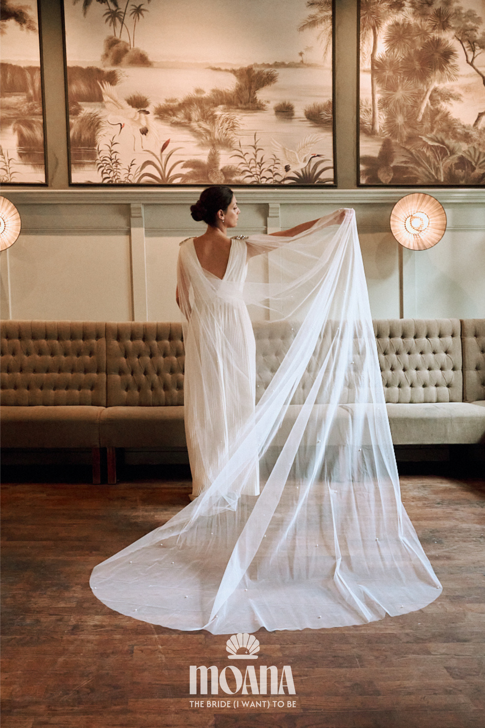 MOANA_Braut_Mit_Brautschleier_Cape_Mit_Brosche_An_Den_Schultern_KANE_Details