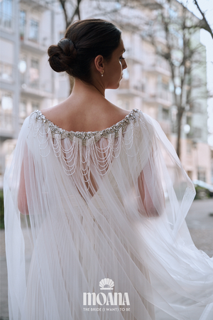 MOANA_Braut_Mit_Brautschleier_Cape_Mit_Kettenornament_am_Rücken_LAUKAI_Hinten