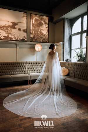 MOANA_Braut_Mit_Brautschleier_Cape_Mit_Kettenornament_Am_Rücken_LAUKAI_Vibe