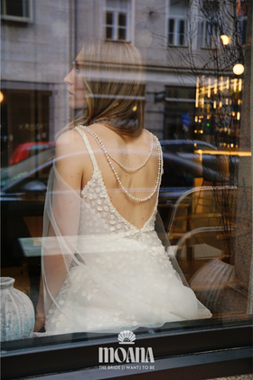 MOANA_Braut_Mit_Brautschleier_Cape_Mit_Perlenkette_Am_Rücken_PALAOA_Details