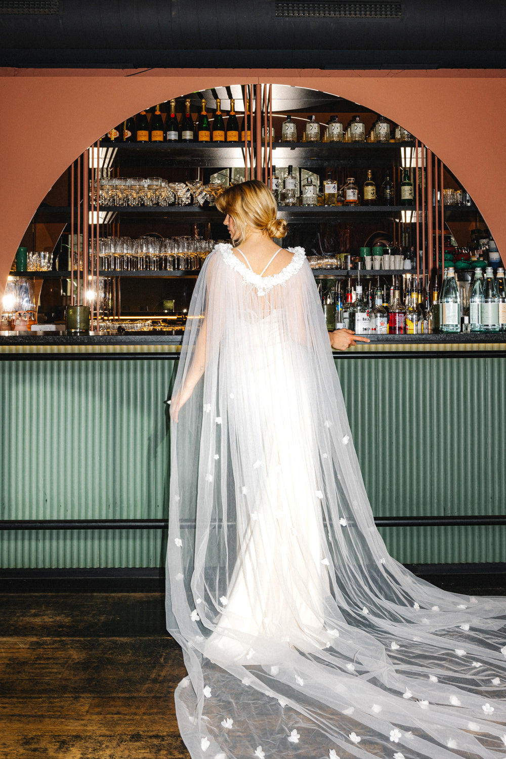 Braut_mit_MOANA_Brautschleier_Cape_mit_3D_Blumen_AINA_vorne