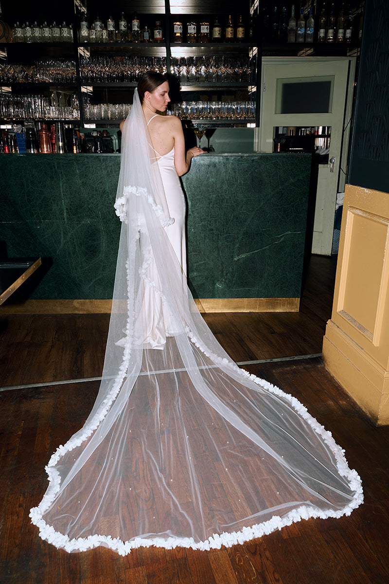 MOANA_Brautschleier_Cape_mit_Blumenrand_LEOKAI_vorne