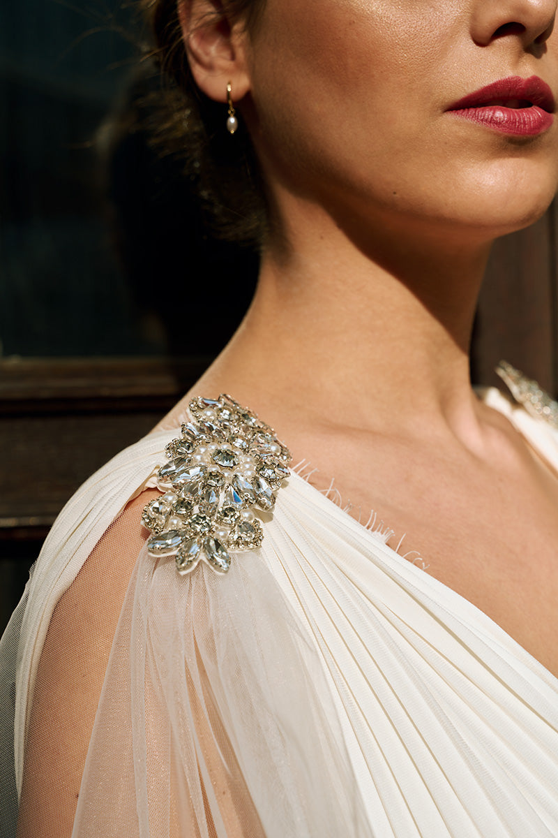 MOANA_Brautschleier_Cape_mit_Brosche_KANE_details