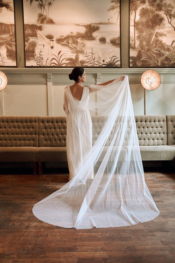 MOANA_Brautschleier_Cape_mit_Brosche_KANE_hinten