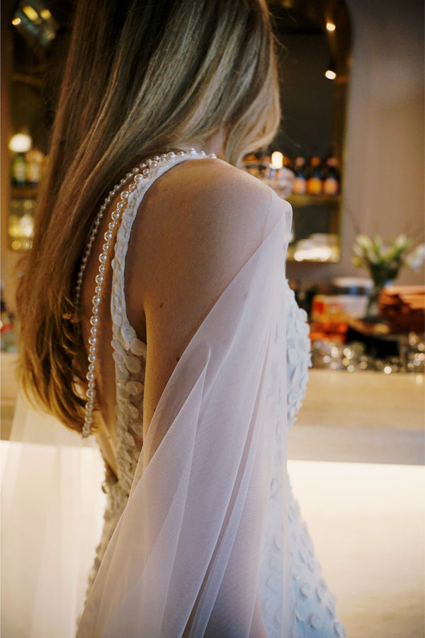 MOANA_Brautschleier_Cape_mit_Perlenkette_PALAOA_details