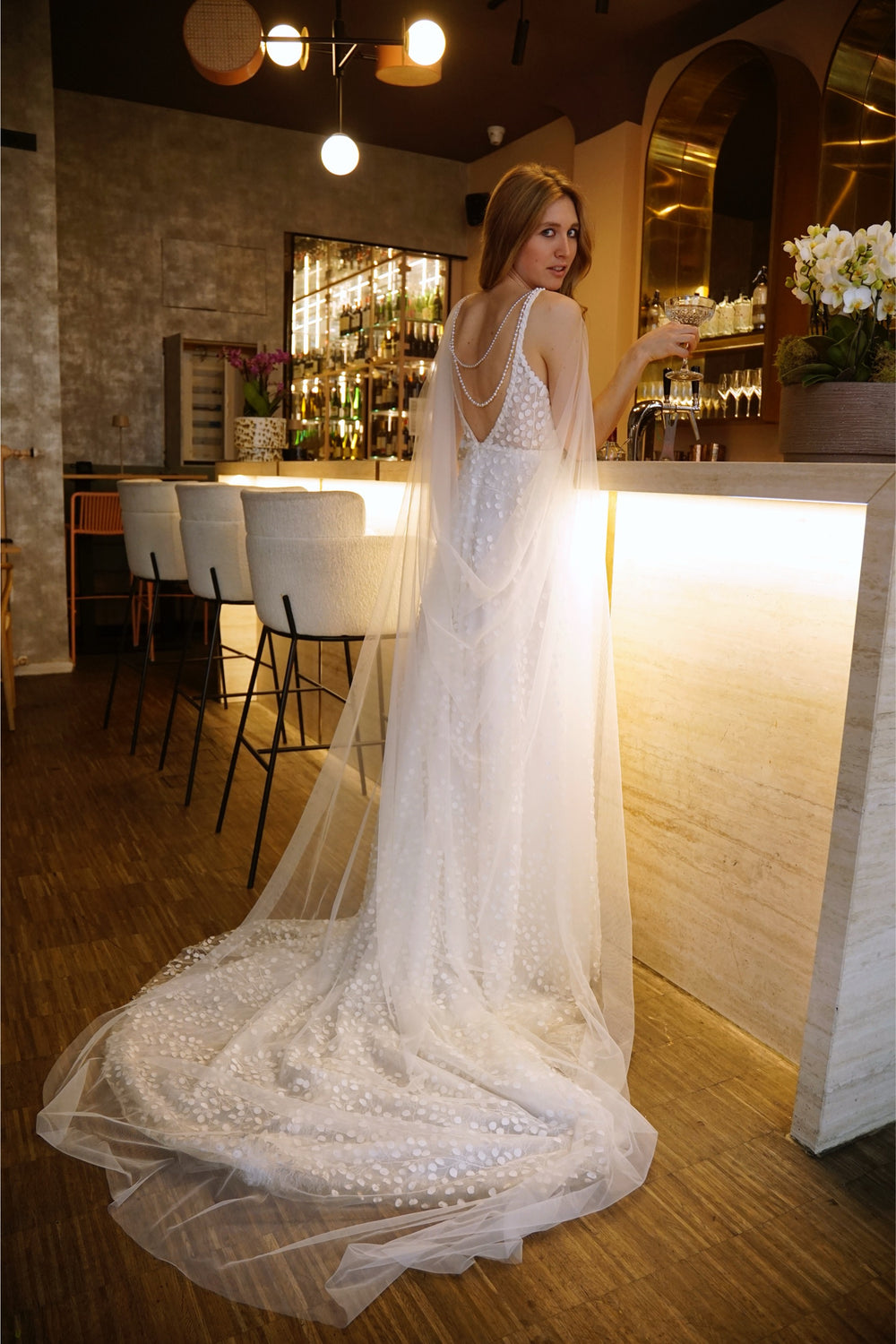 MOANA_Brautschleier_Cape_mit_Perlenkette_PALAOA_hinten