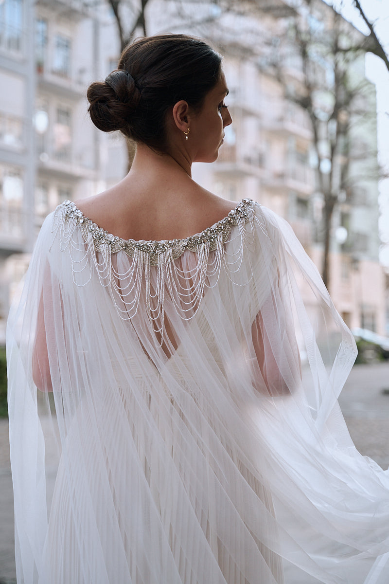 MOANA_Brautschleier_Cape_mit_Silberkette_LAUKAI_vorne