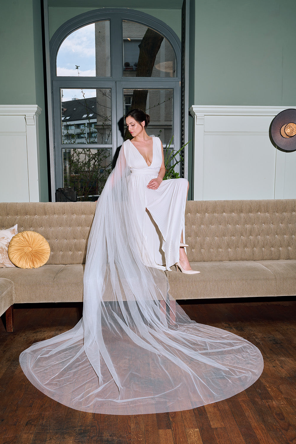 MOANA_Brautschleier_Cape_mit_Silberkette_LAUKAI_vorne